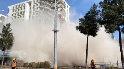 Galeria İş Merkezi ve üstündeki sitede mahsur kalan kediler ekipler aracılığıyla kurtarılıyor