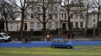 Rusya'nın Londra Büyükelçiliği'nin önündeki yol Ukrayna bayrağı renklerine boyandı