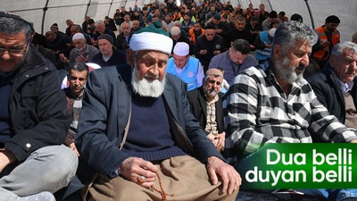 Deprem bölgesinde cuma namazı! Eller semaya 'kardeşlik ve dayanışma' duasıyla kalktı