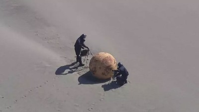 Japonya'da kıyıya vuran gizemli topun sır perdesi kalktı! Ülkeyi ayağa kaldıran top meğer...