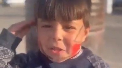 Çadırda kalan minik depremzedenin İstiklal Marşı'nı okuduğu anlar izleyenleri duygulandırdı