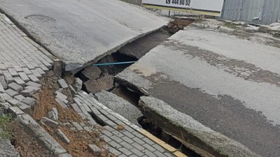 Pendik'te sokağın çökmesi sonucu büyük panik yaşandı! Bölgedeki evler boşaltıldı...