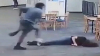 ABD'de bir lise öğrencisi oyun konsoluna el koyan öğretmenini öldüresiye dövdü