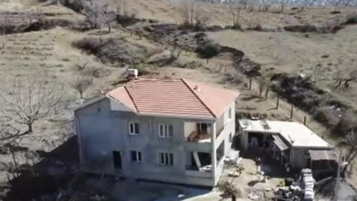 Kahramanmaraş merkezli depremin vurduğu Adıyaman'ın Ozan köyündeki ev deprem anında resmen yürüdü! 30 santim havalandı...