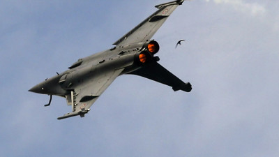 Mısır'da Hava Kuvvetleri'ne ait bir eğitim uçağı teknik arıza nedeniyle düştü