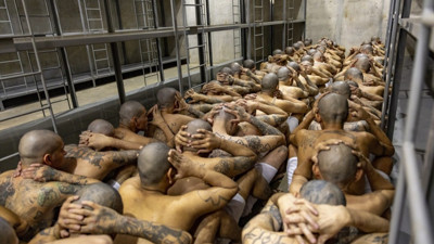 El Salvador'da Amerika kıtasının en büyük hapishanesine 2 bin çete üyesi nakledildi VİDEO