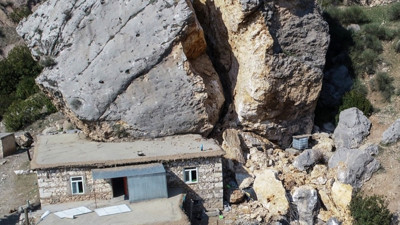 Adıyaman'da gerçekleşen deprem sonrası kopan dev kaya parçası eve çarparak durdu! O görüntüler herkesi korkuttu