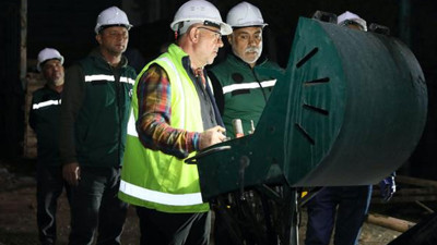 Depremde eşi ile oğlunu toprağa veren Atilla Taş yüreğine taş basıp işinin başına geçti
