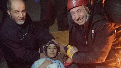 Hatay'da enkaz altına kalan kadını saçlarını keserek kurtardılar