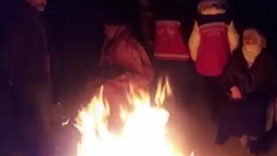 Anne baba için en zor anlar... Enkaz altında kalan çocuklarını umutla bekliyorlar