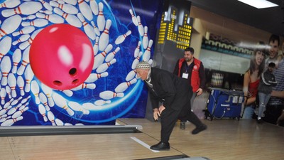 75 yaşındaki depremzede Mehmet Işık, hayatında ilk defa bowling oynadı