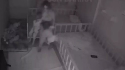 İzmir'de meydana gelen deprem sırasında çocuklarıyla yatan annenin kaçış anı kameralara saniye saniye yansıdı...