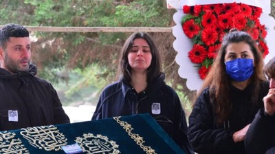 Birçok dizi ve filmlerde oynayan genç oyuncu Helin Kandemir bir süredir lösemi tedavisi gören babasını son yolculuğuna uğurladı!