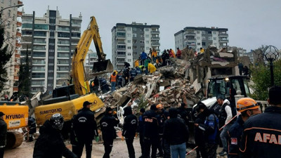 Depremler sonrası Adana'da yıkılan ve 100 kişiye mezar olan Saimbey Apartmanı müteahhitleri baba-kız için yakalama kararı çıkartıldı!