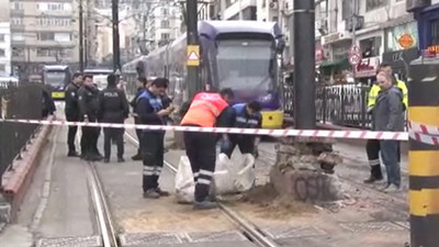 Sirkeci'de raydan çıkan tramvay kaza yaptı! VİDEO İZLE