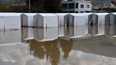 Depremzedelerin kaldığı çadırları su bastı