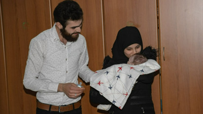 Deprem nedeniyle en son 6 günlükken gördükleri bebeklerine 40'ıncı gününde kavuşan çiftin mutluluğu görüntülendi!