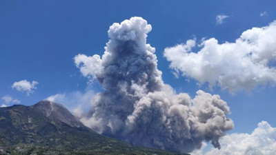 Endonezya’da Merapi Yanardağı'nda patlama! O anlar saniye saniye görüntülendi