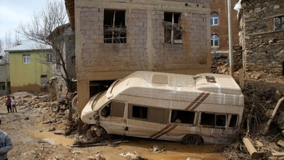 Bitlis'te gölet seti yıkıldı! Mahalle su altında kalırken araçlar kullanılamaz hale geldi