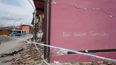 Deprem felaketlerinin ardından Malatya'dan farklı illere göç eden vatandaşların duvarlara yazdığı yazılar görenleri duygulandırdı