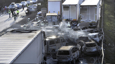 Macaristan’ın başkenti Budapeşte yakınlarında meydana gelen kazada 42 araç birbirine girdi