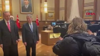 Cumhurbaşkanı Erdoğan, karşılama töreninde ıslanan Finlandiyalı gazeteciye ayakkabı hediye etti