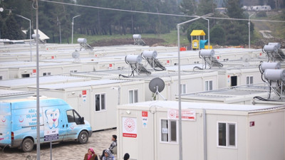 Depremlerde yıkıma uğrayan cadde ve ilçelerin isimleri konteyner kentte yaşatılıyor