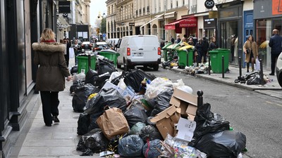 Paris sokaklarında çöp yığınları günlük rutin halini aldı