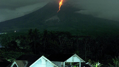 Endonezya'daki Merapi Yanardağı lav püskürtüyor