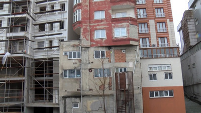 İstanbul Bağcılar'daki göreni şaşkına çeviren bina yıkılıyor!