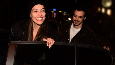 Yeni aşıklar Dilan Çiçek Deniz ve Mert Yazıcıoğlu'nun 6 saatlik romantizmi objektiflere yansıdı