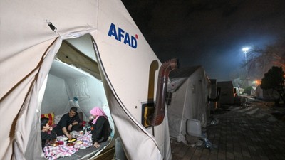 "Asrın felaketi"nin merkez üssünde depremzedeler ilk sahurlarını yaptı