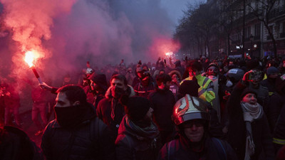 Fransa halkı emeklilik yaşı sonrası Macron'a çok öfkeli! 800 bin kişi sokağa çıkacak