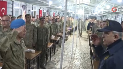 Milli Savunma Bakanı Hulusi Akar, Ramazan ayının ilk iftarını depremden etkilenen komandolarla yaptı