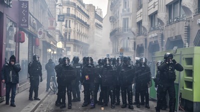 Fransa'daki emeklilik yaşının yükselmesiyle başlayan eylemlere çevik kuvvet polisleri de destek verdi