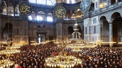 Ramazan'ın ilk cuma namazı Ayasofya-i Kebir Cami-i Şerifi'nde kılındı! Vatandaşlar yoğun ilgi gösterdi