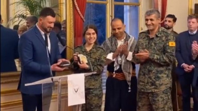 Fransa Senatosu'nda YPG ve YPJ'li teröristlere onur nişanı verildi