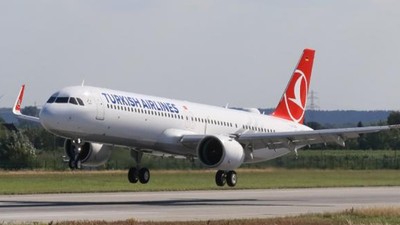 Viyana Havalimanı'nda savrulan araç Türk Hava Yolları uçağına çarptı