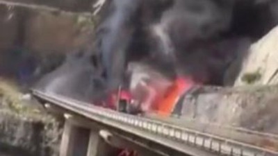 Suudi Arabistan'da umrecileri taşıyan otobüsün kaza yapması sonucu 20 kişi hayatını kaybetti