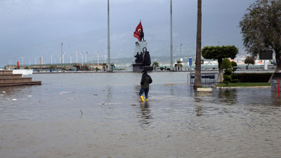 Maraş depremlerinden olumsuz etkilenen Hatay İskenderun'da sokaklar göle döndü