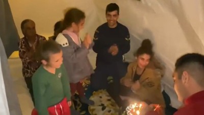 Hatay Samandağ'da Sahil Güvenlik ekiplerinden depremzede çocuklara doğum günü sürprizi