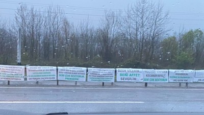 Kendini affettirmek için yolu pankartlarla donattı: Ezel 35. bölüm 24. dakika 44. Saniye