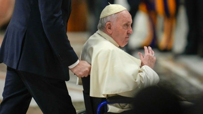 Papa Francis hastaneye kaldırıldı