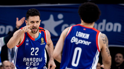 Anadolu Efes Bologna'yı devirdi play-off şansını sürdürdü