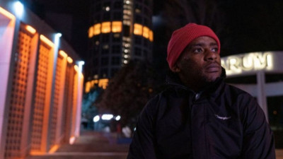 Tatil dönüşü aktarma yapacağı sırada havayolu şirketinin İngiltere İçişleri Bakanlığı'nın uçağa binmesine izin vermediği S. Twala, Türkiye'de mahsur kaldı