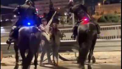 İsrail'de 'dış güç'lerden sonra şimdi de 'katil polis!' Kadın göstericiyi copladılar