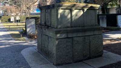 İsviçre'de bir mezarlıktaki 13 tonluk taşın, Nazi anıtı olduğu ortaya çıktı