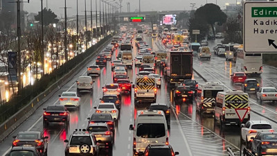 Şiddetli yağışlar ve rüzgar özellikle Anadolu Yakası'nda trafik yoğunluğuna neden oldu