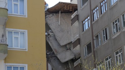 Kahramanmaraş merkezli meydana gelen depremler sonrası ağır hasar alan Diyarbakır'daki bir binada dün gece saatlerinde çökme meydana geldi