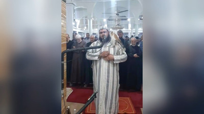 Teravih namazı kıldıran imamın üstüne kedi atladı, imamın tepkisi övgü topladı